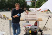 Mit dieser Rohrkonstruktion will Tobi Luft in den Sand blasen und ihn so "verflüssigen". Dann soll der Fisch ganz von allein im Sand versinken. Mit dieser Rohrkonstruktion will Tobi Luft in den Sand blasen und ihn so "verflüssigen". Dann soll der Fisch ganz von allein im Sand versinken.