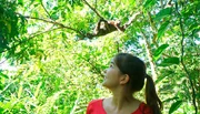 Anna mit einem Wollaffen in der Auffangstation amaZOOnico. Schon bald wird er wieder in Freiheit leben können. Weiteres Bildmaterial finden Sie unter www.br-foto.de. Anna mit einem Wollaffen in der Auffangstation amaZOOnico. Schon bald wird er wieder in Freiheit leben können. Weiteres Bildmaterial finden Sie unter www.br-foto.de.