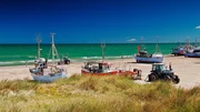 Mangels Häfen müssen die Strandfischer an der dänischen Westküste ihre Kutter im Sand parken. Mangels Häfen müssen die Strandfischer an der dänischen Westküste ihre Kutter im Sand parken.