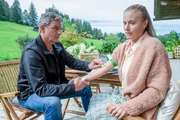Katja Becker (Elisabeth Baulitz) hält nichts von der Schulmedizin und behandelt sich lieber selbst. Nur mit Mühe gelingt es Dr. Martin Gruber (Hans Sigl), sie zu einer Blutabnahme zu überreden. Katja Becker (Elisabeth Baulitz) hält nichts von der Schulmedizin und behandelt sich lieber selbst. Nur mit Mühe gelingt es Dr. Martin Gruber (Hans Sigl), sie zu einer Blutabnahme zu überreden.