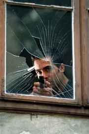 Marc Hoffmann (Alexander Pschill) schießt durch das Fenster auf den Geiselnehmer. Marc Hoffmann (Alexander Pschill) schießt durch das Fenster auf den Geiselnehmer.