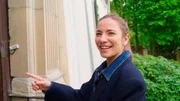 Reporterin Carolin von der Groeben wartet vor dem Schloss gespannt auf den Schlossherrn Caspar Freiherr von Gumppenberg. Reporterin Carolin von der Groeben wartet vor dem Schloss gespannt auf den Schlossherrn Caspar Freiherr von Gumppenberg.