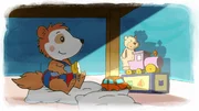 In seiner H&ouml;hle beleuchtet Bobo den Teddy beim Bahnfahren mit einer Taschenlampe.