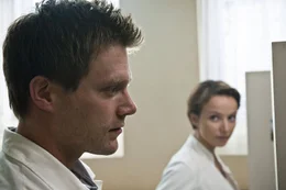 Dr. Markus H&ouml;chstmann (Ken Duken, l.) und Dr. Lydia Martischek (Julia Koschitz, r.).
