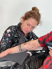 Judit Szücs-Philipp, Tattooartist/ Tätowiererin. Judit Szücs-Philipp, Tattooartist/ Tätowiererin.