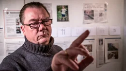 Wallat (Peter Kurth) taucht in fr&uuml;here F&auml;lle ein.