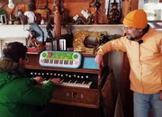 SRF bi de L&uuml;t Wunderland - L&ouml;tschental VS Staffel 6, Episode 1 Nik Hartmann im Abfallmuseum von Werner Bellwald