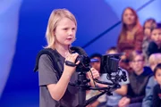 Kamerakind Tim unterstützt heute das Aufnahmeteam im Studio. Kamerakind Tim unterstützt heute das Aufnahmeteam im Studio.