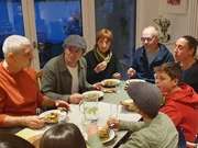 Von rechts: Schmidt Max, Hans-Peter Binder und Julian Binder von der Freiwilligen Feuerwehr Hofkirchen.; Von links: Julian Binder und Hans-Peter Binder von der Freiwilligen Feuerwehr Hofkirchen.; Schmidt Max in Feuerwehrmontur.; Gruppenfoto der Freiwilligen Feuerwehr Hofkirchen.; Bewohnerinnen und Bewohner des Tocklerhofes von links: Klaus Hümmer, Schmidt Max, Susanne Obando, Thomas Hovestadt, Anita Fichter, Arun Fichter und Erik Flach. Von rechts: Schmidt Max, Hans-Peter Binder und Julian Binder von der Freiwilligen Feuerwehr Hofkirchen.; Von links: Julian Binder und Hans-Peter Binder von der Freiwilligen Feuerwehr Hofkirchen.; Schmidt Max in Feuerwehrmontur.; Gruppenfoto der Freiwilligen Feuerwehr Hofkirchen.; Bewohnerinnen und Bewohner des Tocklerhofes von links: Klaus Hümmer, Schmidt Max, Susanne Obando, Thomas Hovestadt, Anita Fichter, Arun Fichter und Erik Flach.