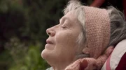 Oma ist etwas ersch&ouml;pft und hat ganz m&uuml;de F&uuml;&szlig;e und Beine.