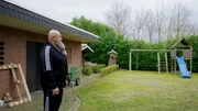 Berkman in seinem Haus, das Frau und Kinder vor vier Jahren direkt nach der Inhaftierung verlassen haben. Es ist still in Haus und Garten. Berkman: "Ich vermisse jetzt unheimlich meine Kinder, die waren normalerweise hier immer rundum am Rennen und am Schreien." Berkman in seinem Haus, das Frau und Kinder vor vier Jahren direkt nach der Inhaftierung verlassen haben. Es ist still in Haus und Garten. Berkman: "Ich vermisse jetzt unheimlich meine Kinder, die waren normalerweise hier immer rundum am Rennen und am Schreien."
