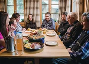 SRF bi de Lüt Wunderland - Emmental BE Staffel 6, Episode 2 Nik Hartmann (3.v.r.) zu Besuch bei einer Täufer-Familie SRF bi de Lüt Wunderland - Emmental BE Staffel 6, Episode 2 Nik Hartmann (3.v.r.) zu Besuch bei einer Täufer-Familie