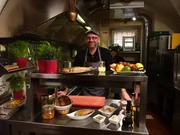 Mario Kaura in seinem Restaurant Arkadia mit dem fertigen Gericht Sunhendl Carpaccio. Mario Kaura in seinem Restaurant Arkadia mit dem fertigen Gericht Sunhendl Carpaccio.