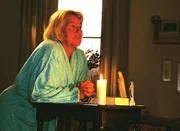 Mutz (Brigitte Renner) betet um Vergebung und Hilfe für Vivi. Mutz (Brigitte Renner) betet um Vergebung und Hilfe für Vivi.