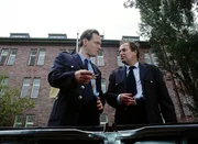 Gitting (Karl-Heinz von Liebezeit l.) schöpft Verdacht und möchte einen Blick in den Kofferraum Kittlers (Egon Hofmann r.) werfen. Gitting (Karl-Heinz von Liebezeit l.) schöpft Verdacht und möchte einen Blick in den Kofferraum Kittlers (Egon Hofmann r.) werfen.