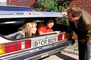 Kittler (Egon Hofmann) darf mit seinem Auto nicht mehr auf das Gefängnisgelände fahren - nun weiß er nicht, wie er Jeanette (Christine Schuberth, li.) und Mona (Anja Beatrice Kaul) zurückbringen soll... Kittler (Egon Hofmann) darf mit seinem Auto nicht mehr auf das Gefängnisgelände fahren - nun weiß er nicht, wie er Jeanette (Christine Schuberth, li.) und Mona (Anja Beatrice Kaul) zurückbringen soll...