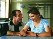 Matthias (Nik Neureiter) will Vivis (Annette Frier) Lebensgeschichte hören. Sie verstehen sich immer besser. Vivi hofft auf eine Bewährungschance, um mit Matthias zusammensein zu können. Matthias (Nik Neureiter) will Vivis (Annette Frier) Lebensgeschichte hören. Sie verstehen sich immer besser. Vivi hofft auf eine Bewährungschance, um mit Matthias zusammensein zu können.