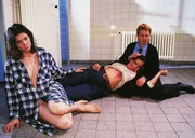 Nach der Tat: Susanne (Cheryl Shepard, li.) kann Lollos Tod nicht fassen, Walter (Katy Karrenbauer, lieg.) wird in Silkes (Judith von Radetzky) Armen bewußtlos. Nach der Tat: Susanne (Cheryl Shepard, li.) kann Lollos Tod nicht fassen, Walter (Katy Karrenbauer, lieg.) wird in Silkes (Judith von Radetzky) Armen bewußtlos.