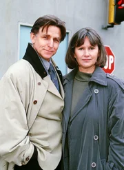 Ulrich (Ulrich Anschütz l.) holt Jutta (Claudia Loerding) vom Dienst ab. Ulrich (Ulrich Anschütz l.) holt Jutta (Claudia Loerding) vom Dienst ab.