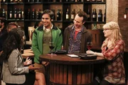 Raj (Kunal Nayyar, 2.v.l.) und Stuart (Kevin Sussman, 2.v.r.) kämpfen um das Herz von Bernadettes (Melissa Rauch, r.) neuer Kollegin Ruchi (Swati Kapila, l.) Raj (Kunal Nayyar, 2.v.l.) und Stuart (Kevin Sussman, 2.v.r.) kämpfen um das Herz von Bernadettes (Melissa Rauch, r.) neuer Kollegin Ruchi (Swati Kapila, l.)