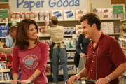 Weil Charlie (Charlie Sheen, r.) sein Geld nicht unter Kontrolle hatte und jetzt pleite ist, muss er den Gürtel etwas enger schnallen ... Weil Charlie (Charlie Sheen, r.) sein Geld nicht unter Kontrolle hatte und jetzt pleite ist, muss er den Gürtel etwas enger schnallen ...