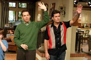 Zwischen Charlie (Charlie Sheen, r.) und Alan (Jon Cryer, l.) beginnt ein harter Rivalitätskampf, denn jeder will die "hübsche Irre" für sich gewinnen ... Zwischen Charlie (Charlie Sheen, r.) und Alan (Jon Cryer, l.) beginnt ein harter Rivalitätskampf, denn jeder will die "hübsche Irre" für sich gewinnen ...