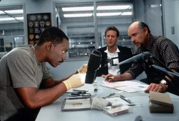 Zur&uuml;ck in Beverly Hills mischt Axel (Eddie Murphy, l.) seine Polizei-Kollegen Billy (Judge Reinhold, M.) und Joe (Hector Elizondo, r.) auf. Und seine un&uuml;blichen Ermittlungsmethoden sto&szlig;en nicht immer auf Verst&auml;ndnis ...