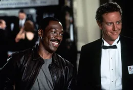 Charmant gehen der Quassel-Cop Axel (Eddie Murphy, l.) und L.A.-Cop Billy (Judge Reinhold, r.) dem miesen Sicherheitschef von dem Freizeitpark Wonder World an den Kragen. Und selbst Axel hat Schwierigkeiten, den aalglatten Schleimer aus der Fassung zu bringen ...