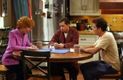 Eines Tages verlangen Alan (Jon Cryer, M.) und Charlie (Charlie Sheen , r.) von Bill, dass er Evelyn (Holland Taylor, l.) die Wahrheit über seine Vergangenheit sagt ... Eines Tages verlangen Alan (Jon Cryer, M.) und Charlie (Charlie Sheen , r.) von Bill, dass er Evelyn (Holland Taylor, l.) die Wahrheit über seine Vergangenheit sagt ...