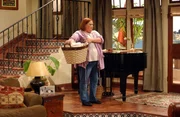 Berta (Conchata Ferrell), die gute Seele des Hauses ... Berta (Conchata Ferrell), die gute Seele des Hauses ...