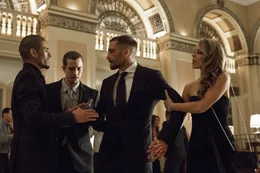 Auf einem Event kommt es zu einer Auseinandersetzung zwischen den beiden Boxern Miguel "Magic" Escobar (Miguel Gomez, l.) und Billy "The Great" Hope (Jake Gyllenhaal, 2.v.r.). Als Jon (Beau Knapp, 2.v.l.) und Billys Frau Maureen (Rachel McAdams, r.) schlichten wollen, endet das Ganze in einem tragischen Desaster ...
