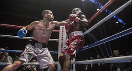 Der Boxer Billy "The Great" Hope (Jake Gyllenhaal, l.) stellt sich jedem Kampf, doch auch gegen Kalil Turay (Rayco Saunders, r.) muss er erst viele Schl&auml;ge einstecken, bevor er sein volles Potenzial aussch&ouml;pft ...