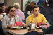 Während Leonard (Johnny Galecki, l.) dank eines Briefs beginnt, an sich zu zweifeln, will Sheldon (Jim Parsons, r.) eine Überraschung für Amys Geburtstag organisieren ... Während Leonard (Johnny Galecki, l.) dank eines Briefs beginnt, an sich zu zweifeln, will Sheldon (Jim Parsons, r.) eine Überraschung für Amys Geburtstag organisieren ...