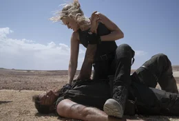 Kano (Josh Lawson, l.); Sonya Blade (Jessica McNamee, r.)