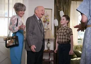 (v.l.n.r.) Meemaw (Annie Potts); Dr. Sturgis (Wallace Shawn); Sheldon (Iain Armitage) (v.l.n.r.) Meemaw (Annie Potts); Dr. Sturgis (Wallace Shawn); Sheldon (Iain Armitage)