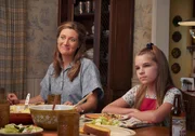 Mary (Zoe Perry, l.); Missy (Raegan Revord, r.) Mary (Zoe Perry, l.); Missy (Raegan Revord, r.)