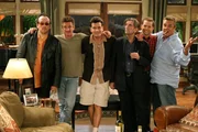 Eine lustige Männerrunde: Elvis Costello (Elvis Costello, l.), Sean Penn (Sean Penn, 2.v.l.), Charlie (Charlie Sheen, 3.v.l.), Harry Dean Stanton (Harry Dean Stanton, 3.v.r.), Alan (Jon Cryer, 2.v.r.) und Bobby Cooper (Bobby Cooper, r.) ... Eine lustige Männerrunde: Elvis Costello (Elvis Costello, l.), Sean Penn (Sean Penn, 2.v.l.), Charlie (Charlie Sheen, 3.v.l.), Harry Dean Stanton (Harry Dean Stanton, 3.v.r.), Alan (Jon Cryer, 2.v.r.) und Bobby Cooper (Bobby Cooper, r.) ...
