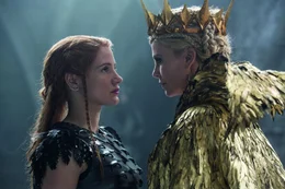 Kriegerin Sara (Jessica Chastain, l.); b&ouml;se K&ouml;nigin Ravenna (Charlize Theron, r.)