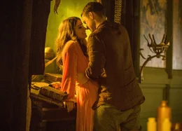 Marian (Eve Hewson, l.); Robin (Taron Egerton, r.)