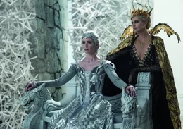 Eisk&ouml;nigin Freya (Emily Blunt, l.); b&ouml;se K&ouml;nigin Ravenna (Charlize Theron, r.)