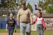 (v.l.n.r.) Sheldon (Iain Armitage); George (Lance Barber); Missy (Raegan Revord) (v.l.n.r.) Sheldon (Iain Armitage); George (Lance Barber); Missy (Raegan Revord)