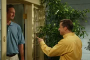 Dr. Greg Melnick (Ryan Stiles, l.); Alan Harper (Jon Cryer, r.)