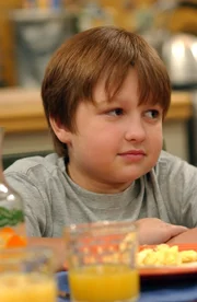 Jake (Angus T. Jones) hat seiner Lehrerin Miss Pasternak den Mittelfinger gezeigt, nun läuft er Gefahr, aus der Schule geworfen zu werden ... Jake (Angus T. Jones) hat seiner Lehrerin Miss Pasternak den Mittelfinger gezeigt, nun läuft er Gefahr, aus der Schule geworfen zu werden ...