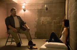 Hat Howard (John Goodman, l.) ihr wirklich das Leben gerettet oder spielt er ein perfides Spiel mit der jungen Michelle (Mary Elizabeth Winstead, r.)?