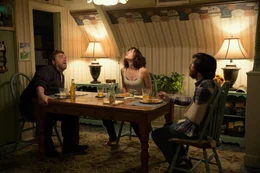 Howard (John Goodman, l.) behauptet, dass er Michelle (Mary Elizabeth Winstead, M.) und Emmett (John Gallagher jr., r.) vor einer nuklearen Katastrophe gerettet hat, die das Leben auf der verseuchten Erdoberfl&auml;che unm&ouml;glich macht. Doch stimmt das wirklich?