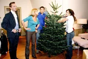 Laura (Olivia Pascal, 2.v.l.) verdonnert Hugo (Hubertus Regout, l.), Johannes (Dieter Bach, 2.v.r.) und Theresa (Anja Thiemann, r.) zu einem gemeinsamen Weihnachtsfest. Laura (Olivia Pascal, 2.v.l.) verdonnert Hugo (Hubertus Regout, l.), Johannes (Dieter Bach, 2.v.r.) und Theresa (Anja Thiemann, r.) zu einem gemeinsamen Weihnachtsfest.