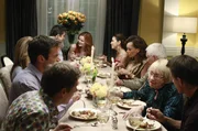 Eine Dinnerparty zu Ehren einer Hausfrau: (vorne l. nach vorne r.) Lee (Kevin Rahm), Bob (Tuc Watkins), Lynette (Felicity Huffman), Chuck (Jonathan Cake), Bree (Marcia Cross), Gabrielle (Eva Longoria), Renee (Vanessa Williams), Roy (Orson Bean), Karen (Kathryn Joosten) und Mike (James Denton) ... Eine Dinnerparty zu Ehren einer Hausfrau: (vorne l. nach vorne r.) Lee (Kevin Rahm), Bob (Tuc Watkins), Lynette (Felicity Huffman), Chuck (Jonathan Cake), Bree (Marcia Cross), Gabrielle (Eva Longoria), Renee (Vanessa Williams), Roy (Orson Bean), Karen (Kathryn Joosten) und Mike (James Denton) ...