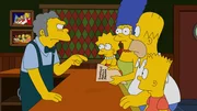 Die Entdeckung, die Homer (2.v.r.) in seiner Jackentasche macht, kann nur Moe (l.) leserlich machen. Marge (3.v.l.), Lisa (2.v.l.) und Bart (vorne, r.) sehen zum ersten Mal Fotos, die zeigen, wie sehr Bart Lisa geärgert hat ... Die Entdeckung, die Homer (2.v.r.) in seiner Jackentasche macht, kann nur Moe (l.) leserlich machen. Marge (3.v.l.), Lisa (2.v.l.) und Bart (vorne, r.) sehen zum ersten Mal Fotos, die zeigen, wie sehr Bart Lisa geärgert hat ...