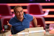 Kreativ und wortgewandt: Wigald Boning l&ouml;st voller Elan skurrile, bunte oder wissenswerte Fragen der Zuschauer ...