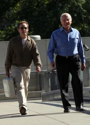 W&auml;hrend Larry (Peter MacNicol, l.) mit Buzz Aldrin (Buzz Aldrin, r.) ins All geschossen wird, sind Don und Charlie auf der Spur eines Serienm&ouml;rders ...